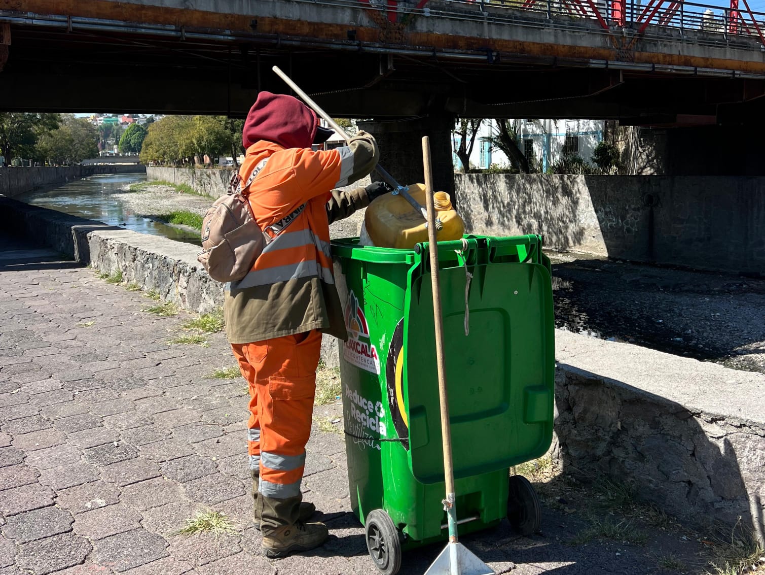 Permiten labores de limpieza del Ayuntamiento de Tlaxcala mantener en buen estado el andador 'Heroico Colegio Militar' en la capital